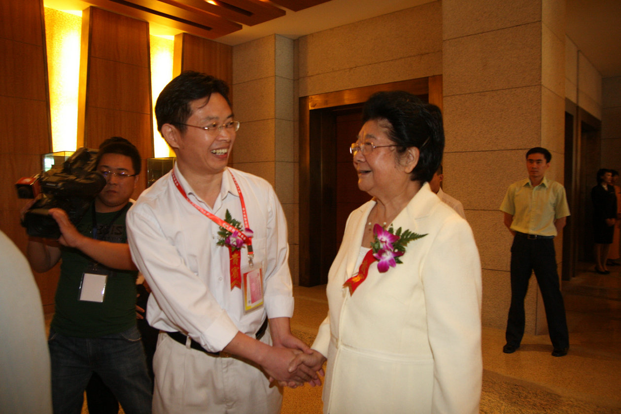 原十屆全國(guó)人大常委會(huì)委員顧秀蓮聽(tīng)潔爾爽的報(bào)告 